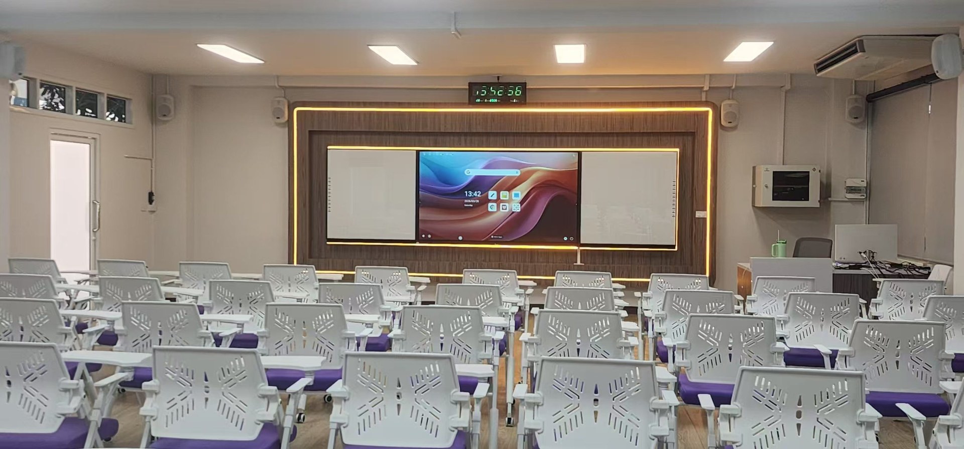 Smart classroom with GoFutura IFPD Sync Whiteboard L+C+R setup